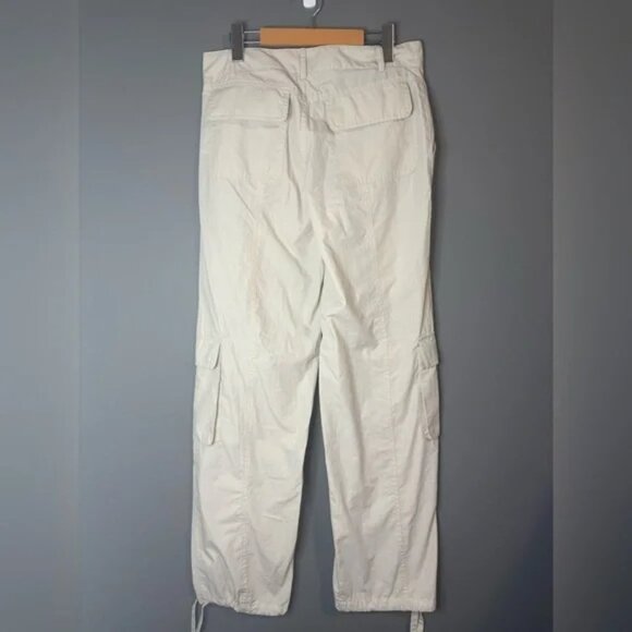 Trendy off-white cargo pants with practical pockets. Ideal for everyday style. - Picture 5 of 7